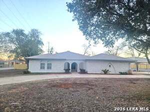 400 W Villaret Blvd in San Antonio, TX - Building Photo