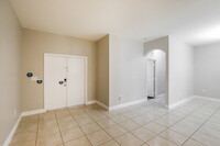 17321 SW 93rd Ave in Palmetto Bay, FL - Foto de edificio - Building Photo