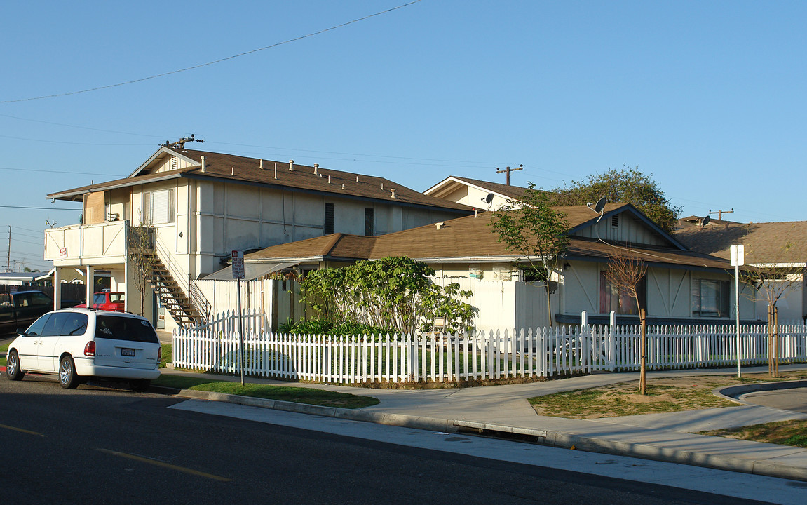 703 Shalimar Dr in Costa Mesa, CA - Building Photo