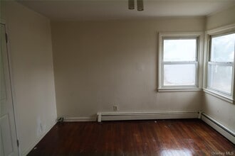 173 Aspen Rd in Mastic Beach, NY - Building Photo - Building Photo