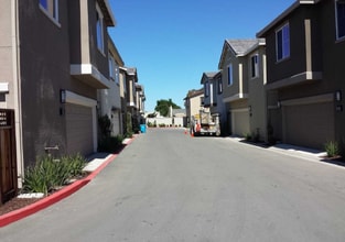 625 Montage Cir in East Palo Alto, CA - Foto de edificio - Building Photo