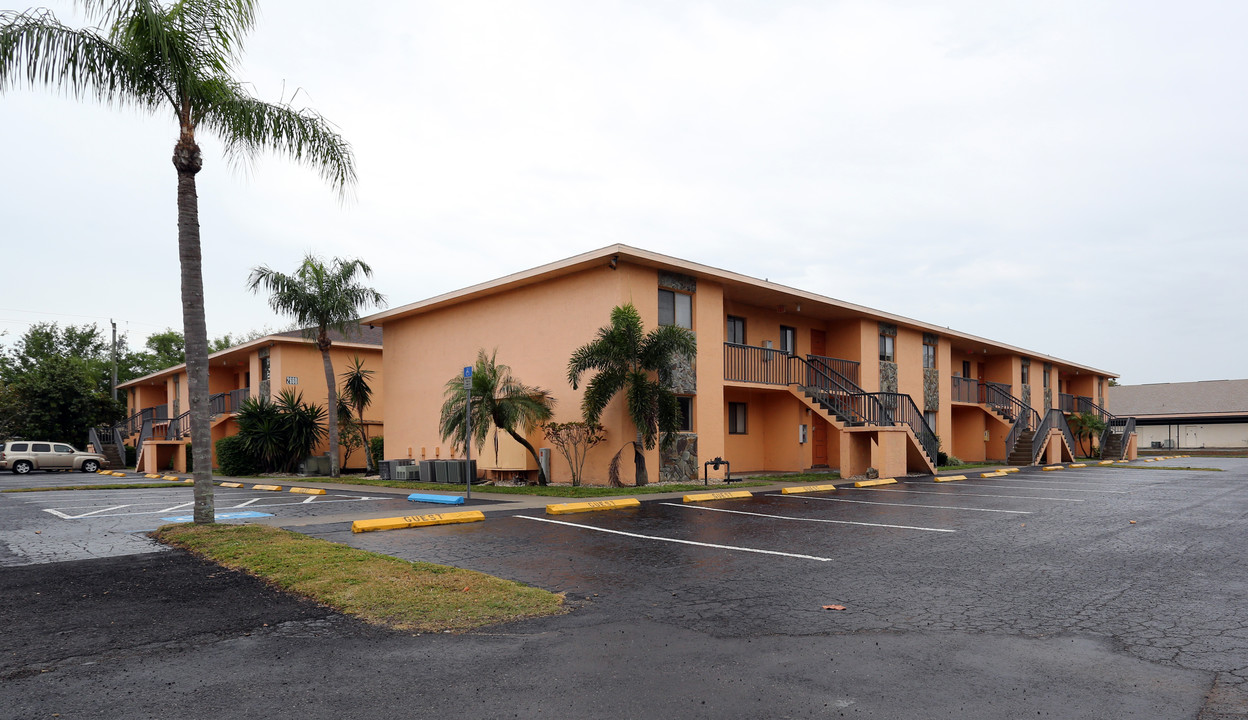 2640-2700 Park Windsor Dr in Ft. Myers, FL - Foto de edificio