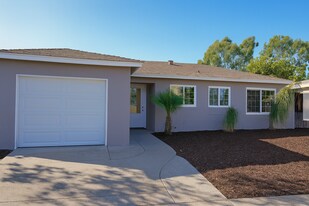 5248 Tipton St in San Diego, CA - Building Photo