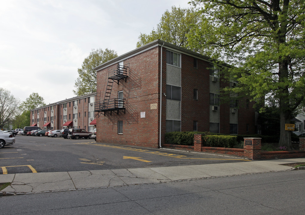 Harrison Gardens in Belleville, NJ - Foto de edificio