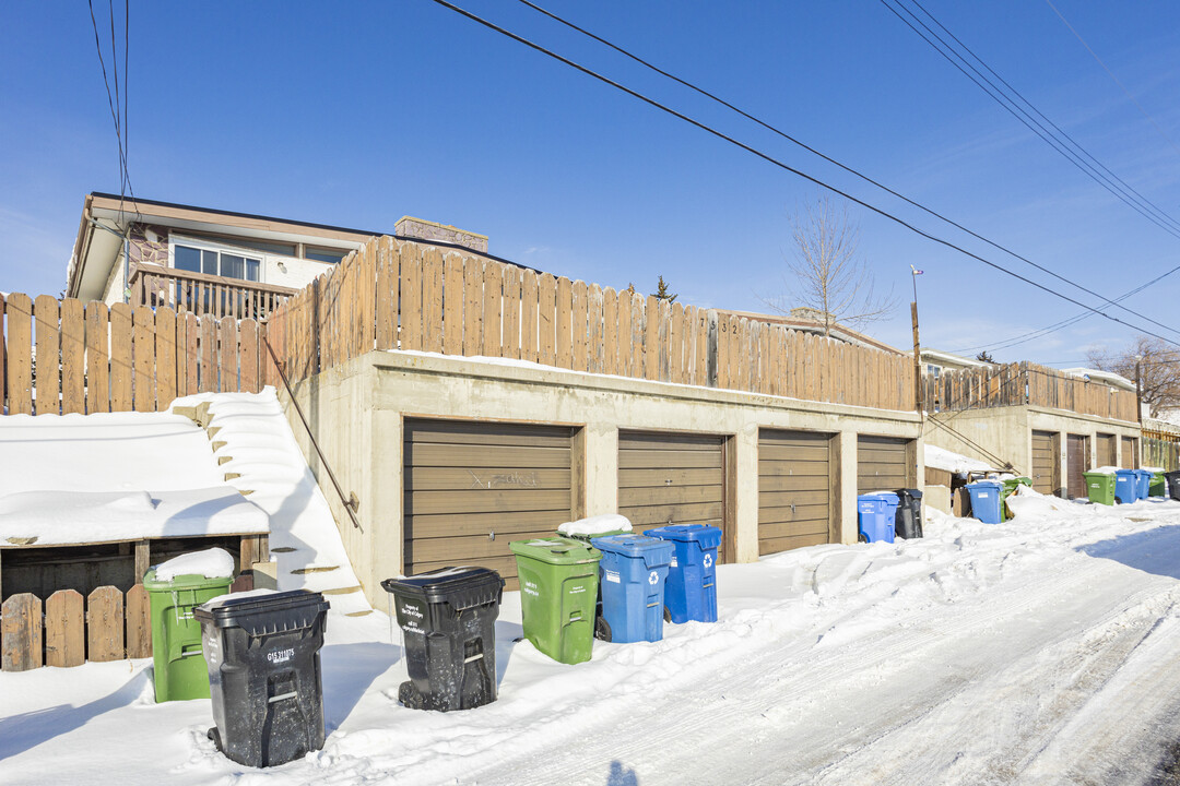 7528 Hunterview Dr NW in Calgary, AB - Building Photo