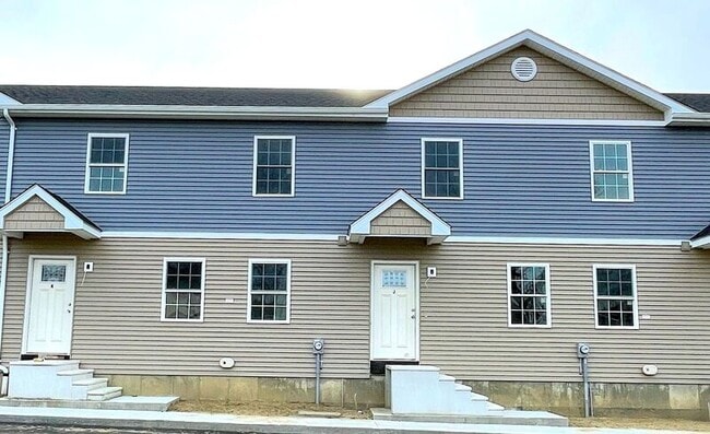 114 McKinstry Ave in Chicopee, MA - Building Photo - Building Photo