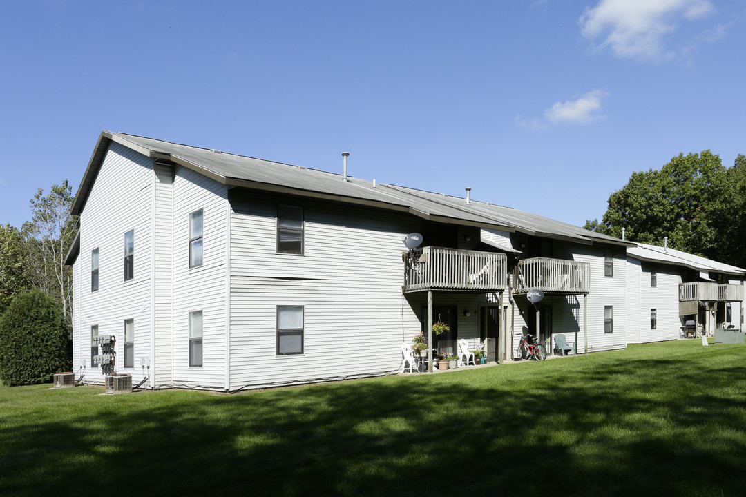 Woodfield Apartment Homes in Paw Paw, MI - Foto de edificio