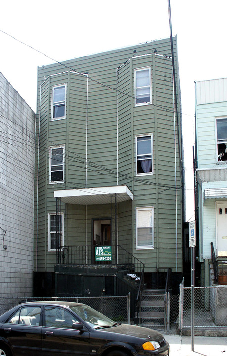 9 Graham St in Jersey City, NJ - Building Photo