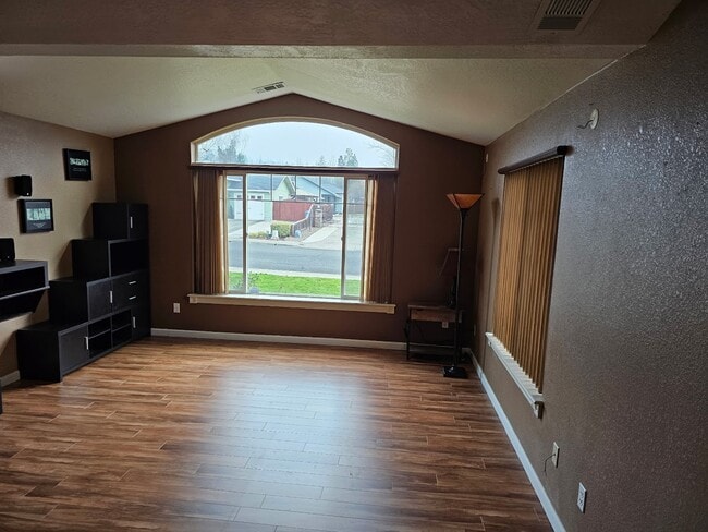 978 SW Princeton Pl in Grants Pass, OR - Building Photo - Building Photo