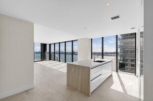 700 NE 24th St in Miami, FL - Building Photo