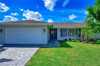 2294 Poinciana St in Naples, FL - Foto de edificio - Building Photo