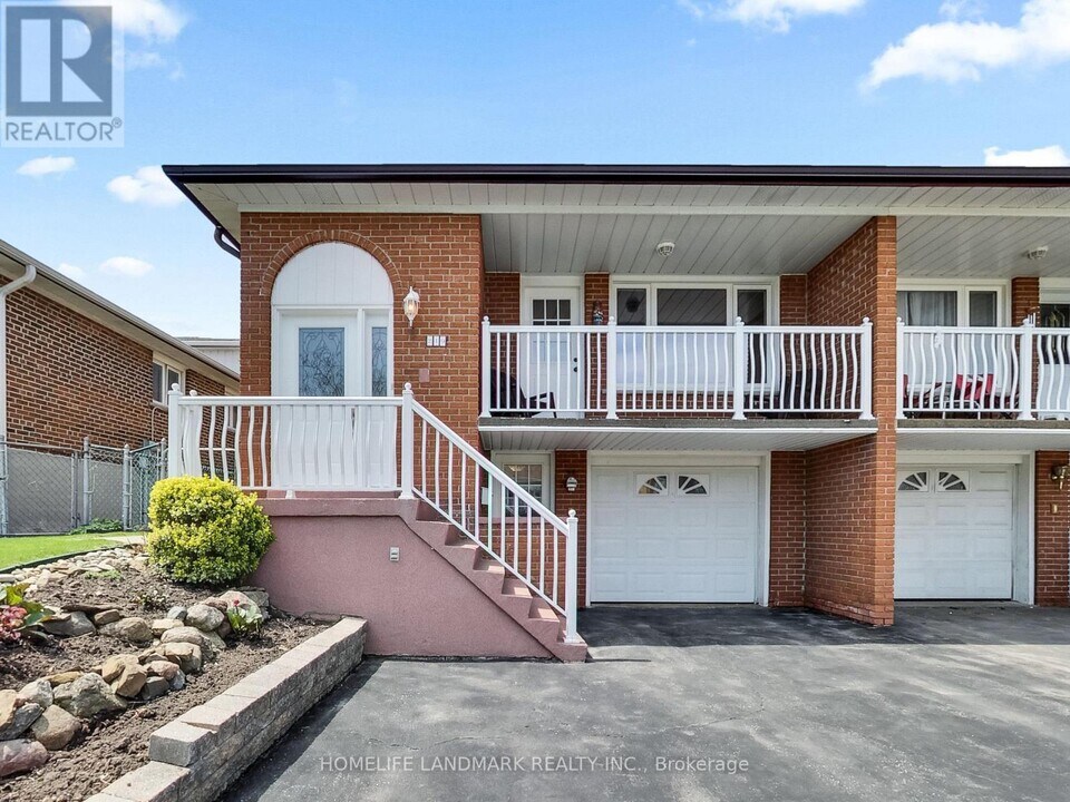 219 Shawnee Cir in Toronto, ON - Building Photo