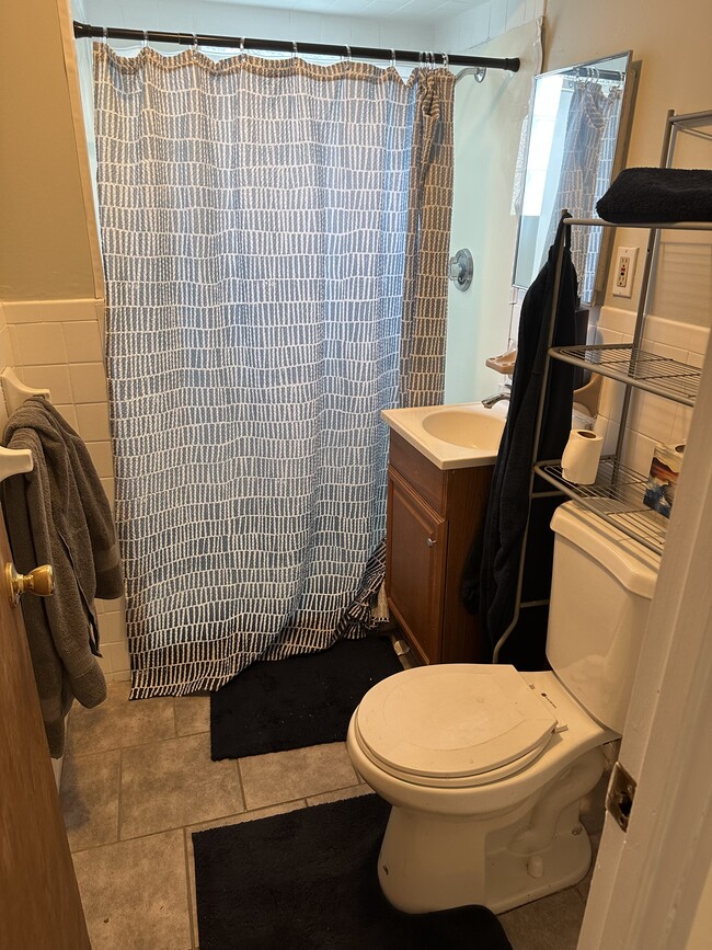 392 Shaw St, Unit 392 Shaw St unit 2E in New Bedford, MA - Building Photo - Building Photo