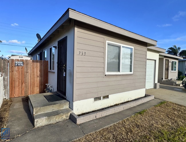 735-735 Woodlawn Ave