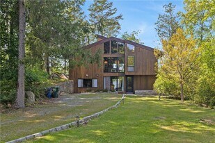 7 Wildwood Ln in Putnam Valley, NY - Building Photo