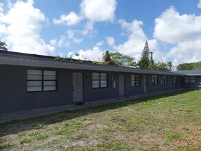 2247 Taylor St in Hollywood, FL - Building Photo - Building Photo