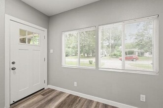 316 Thompson St in Irving, TX - Foto de edificio - Building Photo