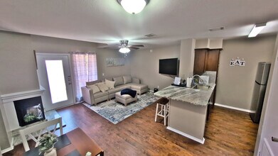 1305 W Villa Maria Rd, Unit E104 in Bryan, TX - Building Photo - Building Photo