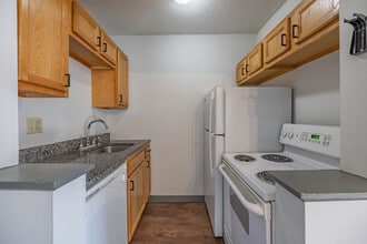 506-508 Riddle Rd in Cincinnati, OH - Building Photo - Interior Photo
