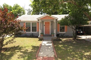 1310 Pine St in Georgetown, TX - Building Photo