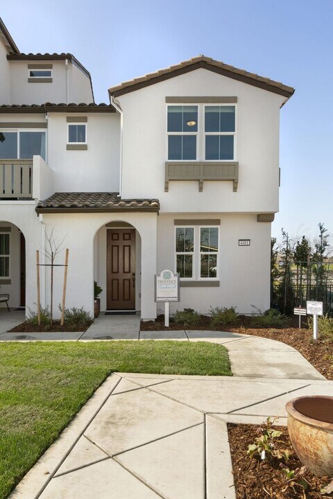 4481 Louvre Ln in Sacramento, CA - Foto de edificio