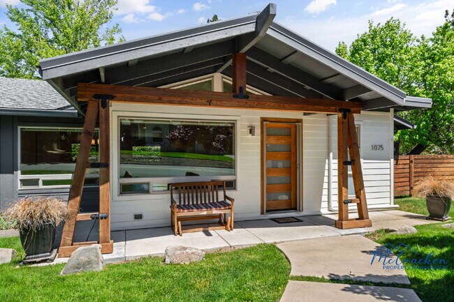 1075 Bellview Ave in Ashland, OR - Building Photo - Building Photo