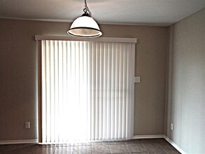 111 Nesting Gdn in San Antonio, TX - Building Photo - Building Photo