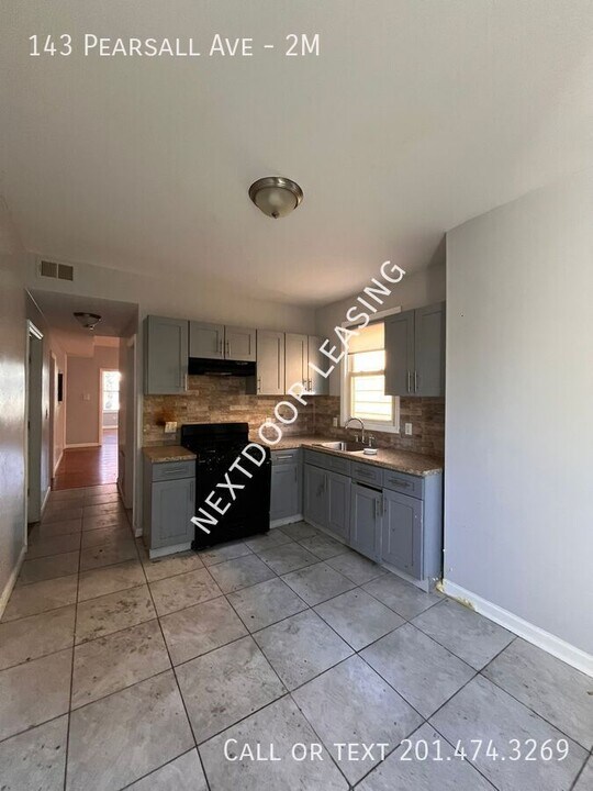 143 Pearsall Ave in Jersey City, NJ - Building Photo