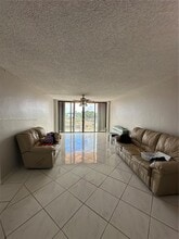 2450 NE 135th St in North Miami, FL - Foto de edificio - Building Photo