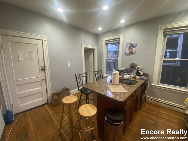 36 Cherokee St, Unit 2 in Boston, MA - Foto de edificio - Building Photo