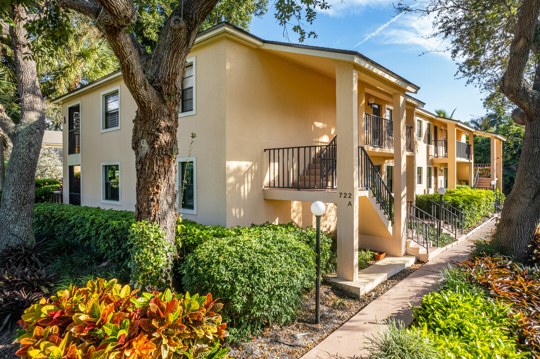 Oxford Court in Naples, FL - Foto de edificio