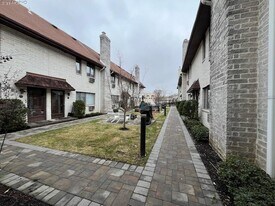 42 Sintsink Dr E in Port Washington, NY - Building Photo