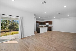 343 Reeves St in Lehigh Acres, FL - Building Photo