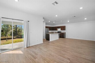 343 Reeves St in Lehigh Acres, FL - Foto de edificio - Building Photo