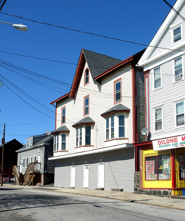 135 Arnold St in Woonsocket, RI - Foto de edificio - Building Photo