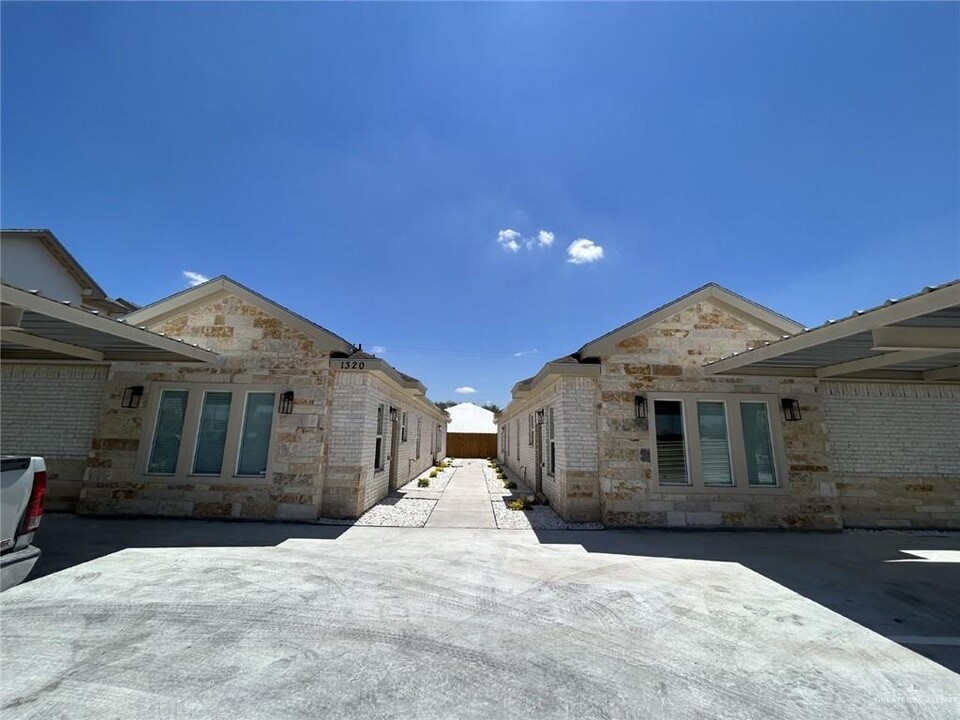 1320 N McColl Rd-Unit -3 in Edinburg, TX - Building Photo