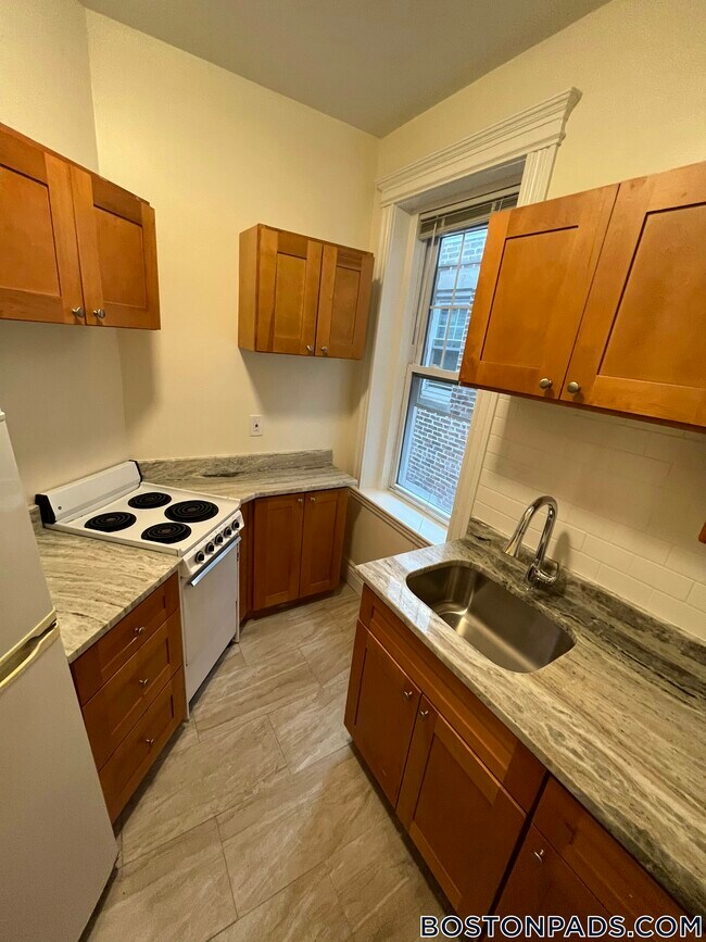 27 Park Dr in Boston, MA - Building Photo - Building Photo
