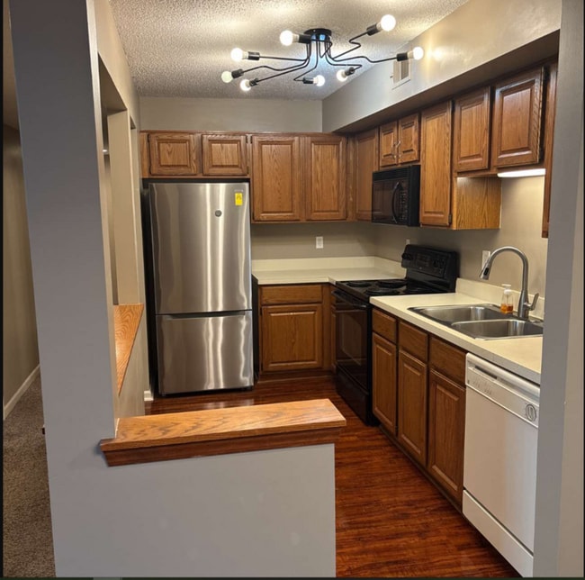 173 Pinewood Cir in Plymouth, MI - Building Photo - Building Photo