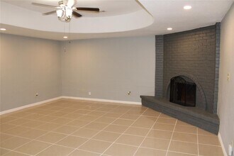 6239 Hollow Pines Dr in Houston, TX - Building Photo - Building Photo