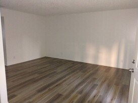 38290 5th St E in Palmdale, CA - Building Photo