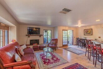 8642 Villa La Jolla Dr in San Diego, CA - Building Photo - Building Photo