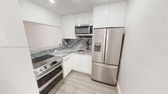 1441 Lincoln Rd, Unit 309 in Miami Beach, FL - Building Photo