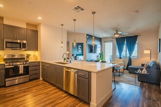 15501 N Dial Blvd in Scottsdale, AZ - Foto de edificio - Building Photo