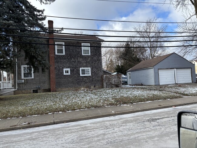 55 Ontario St, Unit B in Lockport, NY - Foto de edificio - Building Photo