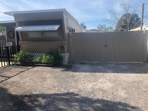 14915 Old Dixie Hwy in Hudson, FL - Building Photo - Building Photo