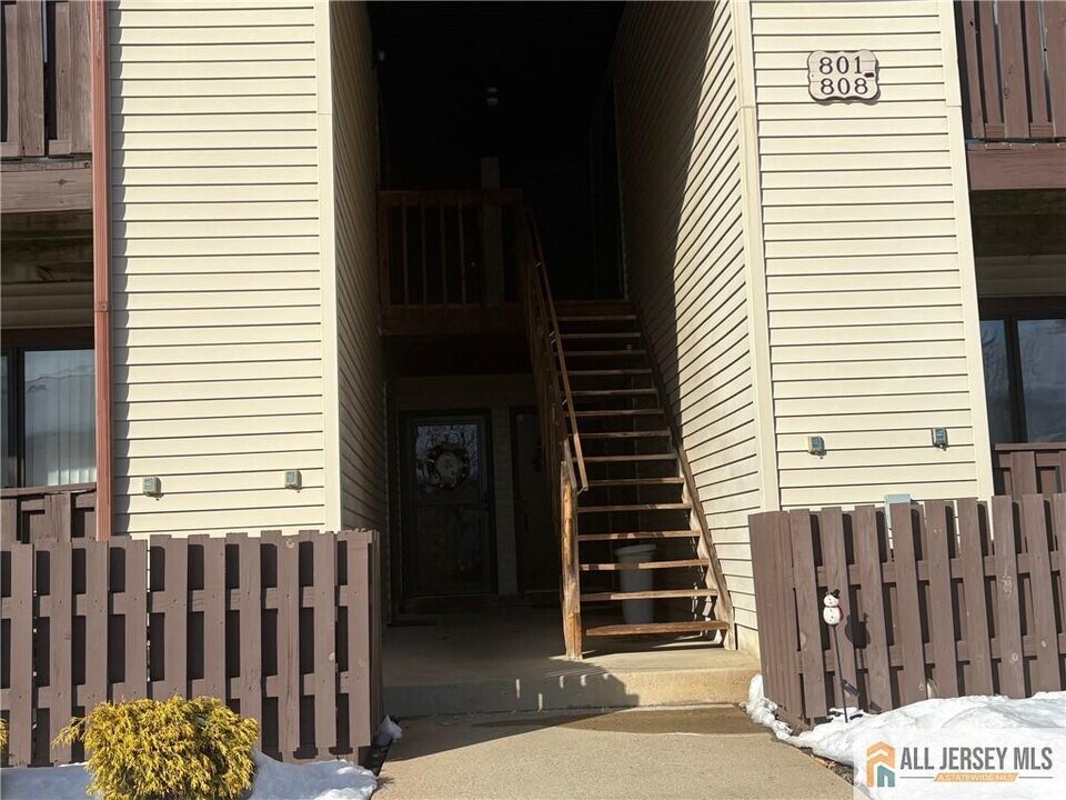 802 Lindsey Ct in Evesham, NJ - Building Photo