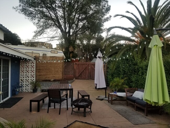 2128 Meadowlark Ranch Cir in San Marcos, CA - Foto de edificio - Building Photo