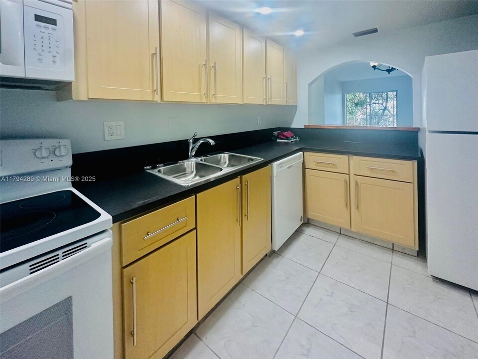8101 SW 73rd Ave in Miami, FL - Foto de edificio