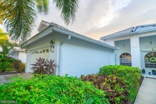 2230 Stacil Cir in Naples, FL - Building Photo