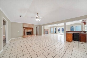 16121 Singapore Ln in Jersey Village, TX - Foto de edificio - Building Photo